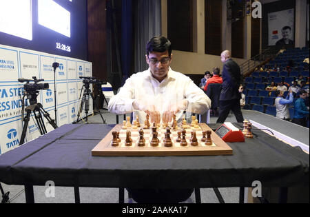 Kolkata, Inde. 22 Nov, 2019. GM Viswanathan Anand joue contre Wesley ainsi au cours de leur deuxième tour à Tata Steel Chess 2019. (Photo de Saikat Paul/Pacific Press) Credit : Pacific Press Agency/Alamy Live News Banque D'Images