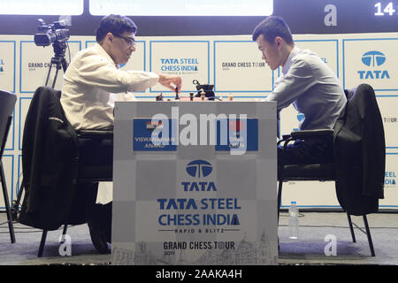 Kolkata, Inde. 22 Nov, 2019. GM Viswanathan Anand joue contre Ding Liren durant leur premier match à Tata Steel Chess 2019. (Photo de Saikat Paul/Pacific Press) Credit : Pacific Press Agency/Alamy Live News Banque D'Images