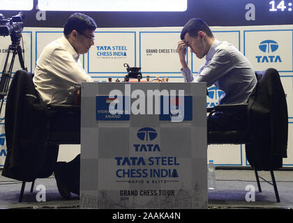 Kolkata, Inde. 22 Nov, 2019. GM Viswanathan Anand joue contre Ding Liren durant leur premier match à Tata Steel Chess 2019. (Photo de Saikat Paul/Pacific Press) Credit : Pacific Press Agency/Alamy Live News Banque D'Images