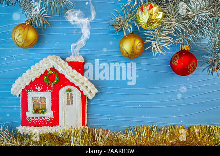 Carte de Noël avec une maison en pain d'épices et du Nouvel An, les jouets. Banque D'Images
