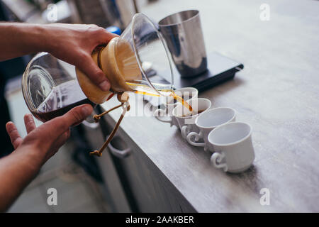 Mains de waiter serving expresso avec tasses à café Banque D'Images