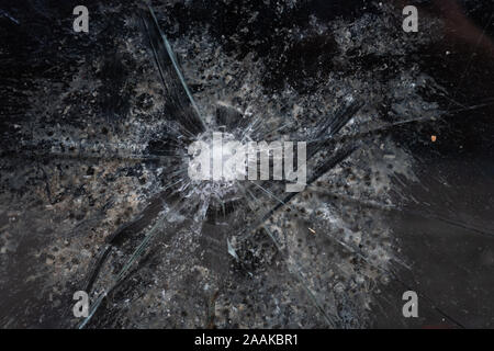 Fissures dans une fenêtre en verre provenant d'une puce - close up Banque D'Images