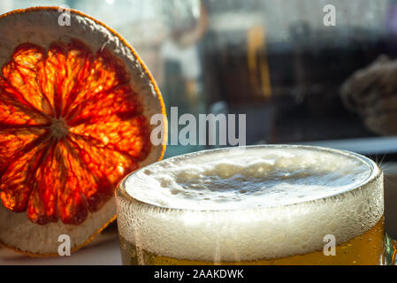 Bouteille de bière froide dans les gouttelettes d'eau de leur réfrigérateur Banque D'Images