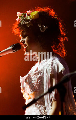 Régine Chassagne pendant le spectacle d'Arcade Fire à la Citibank Hall, Rio de Janeiro Banque D'Images