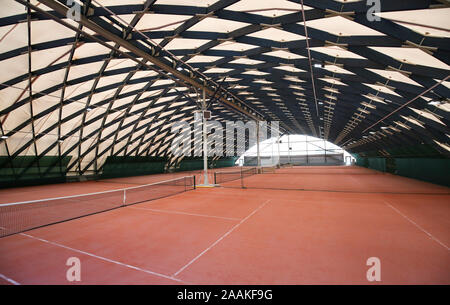 Vue de l'intérieur vide de tennis. Banque D'Images