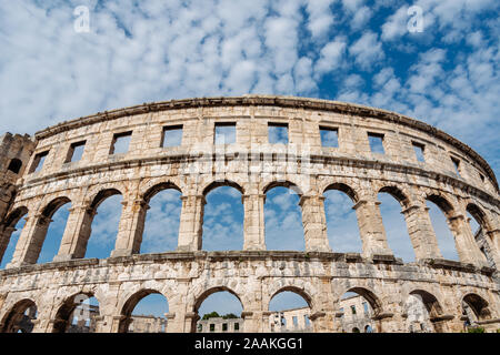 Façade extérieure du Colisée historique du gladiateur de l'Empire romain et ciel bleu avec de beaux nuages blancs sur le fond, Pula, Croatie. Banque D'Images