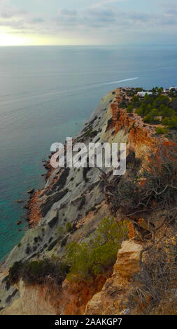 Panorama de l'eau de la mer des Baléares vu de la haute falaise de Cala d'Hort à Ibiza, en face de l'île magique de Es Vedra en Espagne Banque D'Images