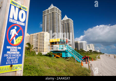 Un signe de ne pas marcher sur les petites dunes de sable qui sont tout ce qui se trouve sur le chemin entre l'océan Atlantique et de milliards de $ de l'immobilier sur Miami B Banque D'Images