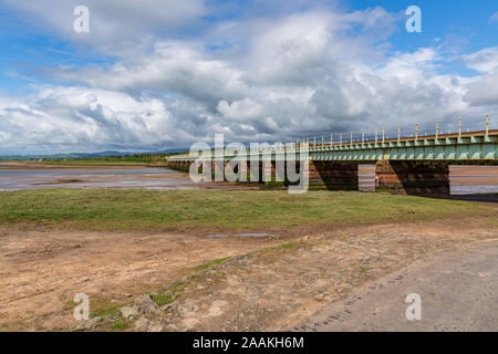 Pont ferroviaire sur la rivière Esk, vu près de Newbiggin, Cumbria, England, UK Banque D'Images