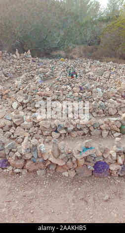 Panorama de l'eau de la mer des Baléares vu de la haute falaise de Cala d'Hort à Ibiza, en face de l'île magique de Es Vedra en Espagne Banque D'Images