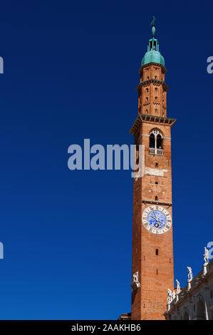 Tour Bissara avec ciel bleu, achevé au 15e siècle, c'est le plus haut bâtiment de Vicenza (avec copie espace) Banque D'Images