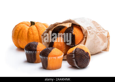 Citrouille fraîche au chocolat et à la citrouille minimuffins isolated on white Banque D'Images