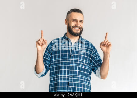 Homme barbu adultes orientée vers le haut avec les doigts Banque D'Images