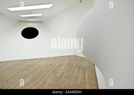 Anish Kapoor : L'origine du monde (2004-2019) / Quand je suis enceinte (1992) Banque D'Images