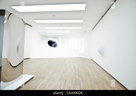 Anish Kapoor : L'origine du monde (2004-2019) / Quand je suis enceinte (1992) / Non-Object (porte) 2008 Banque D'Images