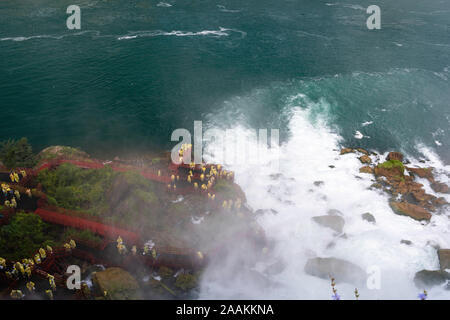 Les touristes faire tremper dans la brume des Bridal Veil Falls, une partie de la grande région de Niagara Falls, Buffalo, New York, USA. Banque D'Images