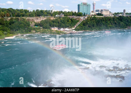Les touristes faire tremper dans la brume des Chutes du Niagara à bord du Maid of the Mist, Buffalo, New York, USA. Banque D'Images