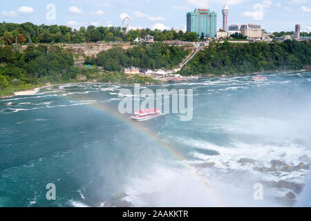 Les touristes faire tremper dans la brume des Chutes du Niagara à bord du Maid of the Mist, Buffalo, New York, USA. Banque D'Images