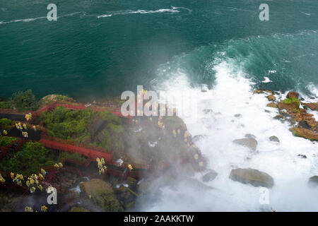Les touristes faire tremper dans la brume des Bridal Veil Falls, une partie de la grande région de Niagara Falls, Buffalo, New York, USA. Banque D'Images