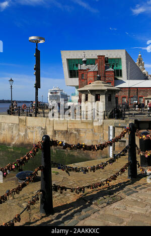 Bâtiment de pilotage & Liverpool Museum, Canning Dock, Liverpool, Angleterre, Royaume-Uni Banque D'Images