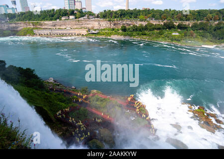 Les touristes faire tremper dans la brume des Bridal Veil Falls, une partie de la grande région de Niagara Falls, Buffalo, New York, USA. Banque D'Images