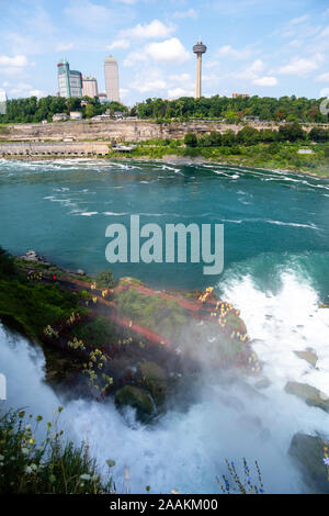 Les touristes faire tremper dans la brume des Bridal Veil Falls, une partie de la grande région de Niagara Falls, Buffalo, New York, USA. Banque D'Images