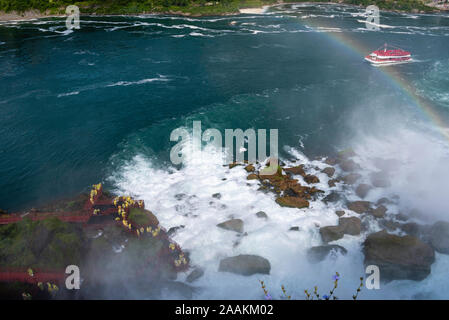 Les touristes faire tremper dans la brume des Bridal Veil Falls, une partie de la grande région de Niagara Falls, Buffalo, New York, USA. Banque D'Images