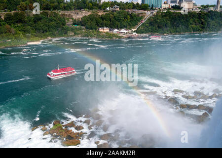Les touristes faire tremper dans la brume des Bridal Veil Falls, une partie de la grande région de Niagara Falls, Buffalo, New York, USA. Banque D'Images