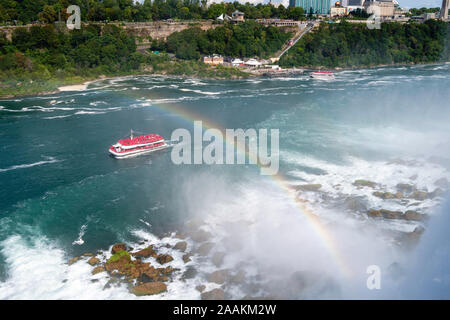 Les touristes faire tremper dans la brume des Bridal Veil Falls, une partie de la grande région de Niagara Falls, Buffalo, New York, USA. Banque D'Images