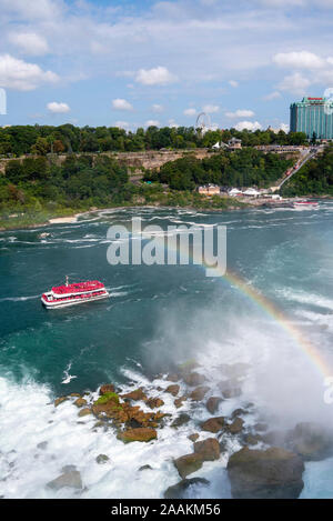Les touristes faire tremper dans la brume des Bridal Veil Falls, une partie de la grande région de Niagara Falls, Buffalo, New York, USA. Banque D'Images