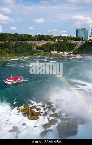 Les touristes faire tremper dans la brume des Bridal Veil Falls, une partie de la grande région de Niagara Falls, Buffalo, New York, USA. Banque D'Images
