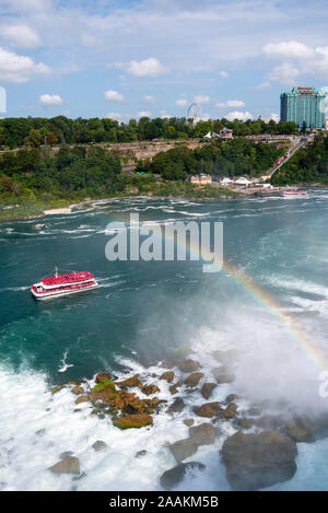 Les touristes faire tremper dans la brume des Bridal Veil Falls, une partie de la grande région de Niagara Falls, Buffalo, New York, USA. Banque D'Images