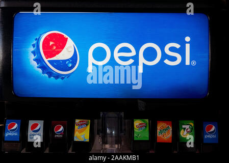 ROSTOV-SUR-Don, Russie - CIRCA Octobre 2019 : Pepsi logo dans un restaurant fast-food. Pepsi est une boisson gazeuse fabriquée par PepsiCo. Banque D'Images