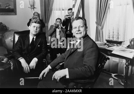 Le président américain John F. Kennedy et le maire de Berlin, Willy Brandt à la Maison Blanche, Washington, D.C., USA, Photo de Marion S. Trikosko, Mars 13, 1961 Banque D'Images