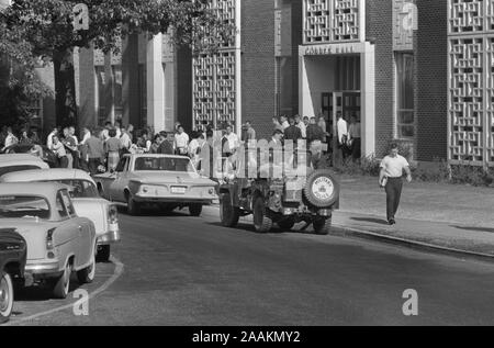 Les étudiants et les soldats en véhicule militaire à l'extérieur des bâtiments au cours de l'intégration de l'Université du Mississippi, Oxford, Mississippi, USA, Photo de Marion S., Trikosko 4 Octobre 1962 Banque D'Images