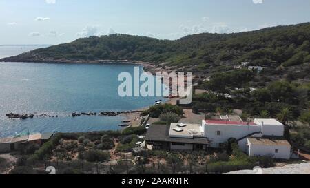 Vue sur la mer de ​​Ibiza à partir de ci-dessus, dans les îles Baléares en Espagne Banque D'Images