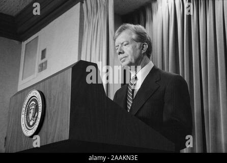 Le président américain Jimmy Carter annonce de nouvelles sanctions contre l'Iran en représailles à la prise d'otages américains, Washington, D.C., USA, Photo de Marion S., Trikosko 7 Avril, 1980 Banque D'Images