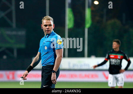 HELMOND, 22-11-2019 , KeukenKampioen Divisie néerlandaise 2019-2020. Helmond Sport - NEC. arbitre Alex Bos pendant le jeu d'Helmond Sport - NEC. Banque D'Images