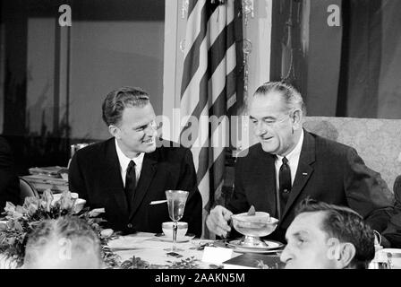 Le révérend Billy Graham avec le président américain Lyndon Johnson à la présidence annuelle Petit déjeuner de prière, Washington, D.C., USA, Photo de Marion S., Trikosko 5 Février 1964 Banque D'Images