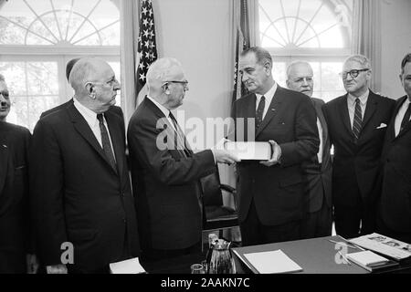 Commission Warren présente son rapport au président américain Lyndon Johnson, Maison Blanche, Washington, D.C., USA, Photo de Marion S., Trikosko 24 Septembre 1964 Banque D'Images