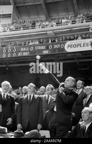 Le président américain Lyndon Johnson de lancer en premier bal à la journée d'ouverture d'un match de baseball, Washington, D.C., USA, photographe Marion S., Warren Trikosko K. Leffler, 12 avril, 1965 Banque D'Images