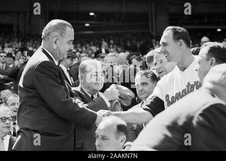 Le président américain Lyndon Johnson serrant la main à Gil Hodges, directeur de Washington Sénateurs, jour d'ouverture d'un match de baseball, Washington, D.C., USA, photographe Marion S., Warren Trikosko K. Leffler, 12 avril, 1965 Banque D'Images