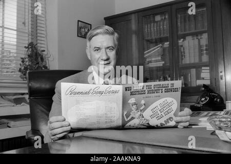 Membre du Congrès du Massachusetts Thomas P. 'Astuce' O'Neill, demi-longueur Portrait assis à un bureau et holding Sheet Music, Washington, D.C., USA, photo de Thomas J. O'Halloran, Août 1957 Banque D'Images