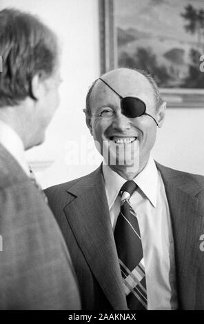 Le président américain Jimmy Carter avec Moshe Dayan, Ministre israélien des affaires étrangères, Maison Blanche, Washington, D.C., USA, Photo de Marion S. Trikosko, 19 Septembre, 1977 Banque D'Images