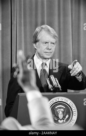 Le président américain Jimmy Carter lors de la conférence de presse annonçant la démission de Bert Lance, Directeur de l'Office of Management and Budget, Washington. D.C., USA, photographe Marion S., Warren Trikosko K. Leffler, Septembre 21, 1977 Banque D'Images