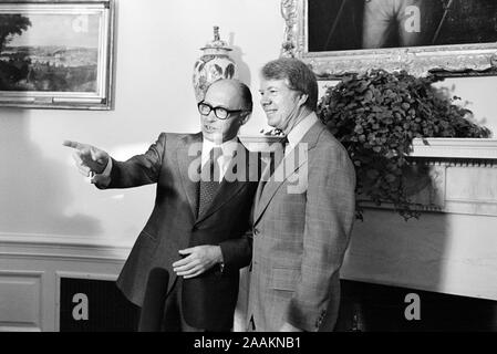 Le président américain Jimmy Carter et le Premier Ministre israélien Menahem Begin à la Maison Blanche, Washington, D.C., USA, Photo de Marion S., Trikosko 16 Décembre, 1977 Banque D'Images