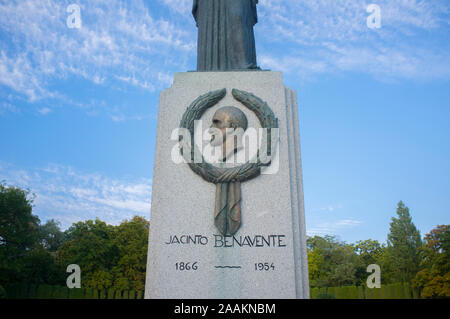 Madrid, Espagne - 13 juillet 2019 : Jacinto Benavente monument au parc El Retiro. Éminent dramaturge espagnol Banque D'Images