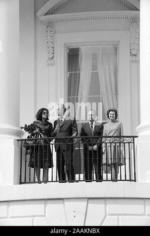 Leah Rabin, le président américain Gerald Ford, le Premier Ministre Yitzhak Rabin, d'Israël, Première Dame Betty Ford, Balcon de la Maison Blanche, Washington, D.C., USA, photo de Thomas J. O'Halloran, le 10 septembre 1974 Banque D'Images