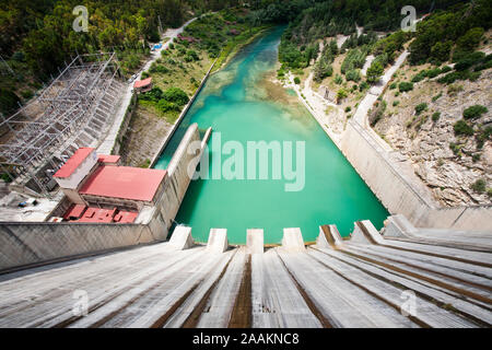 L'Iznajar hydro electric power station à proximité d'Antequera en Andalousie, espagne. Banque D'Images