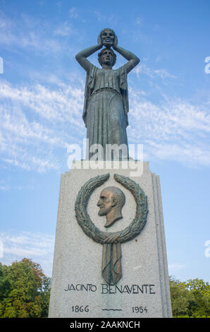 Madrid, Espagne - 13 juillet 2019 : Jacinto Benavente monument au parc El Retiro. Éminent dramaturge espagnol Banque D'Images